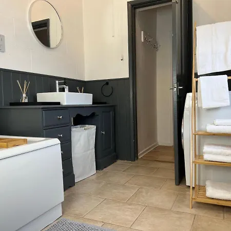Cosy 4-bed Near Centre & Free Parking 度假居