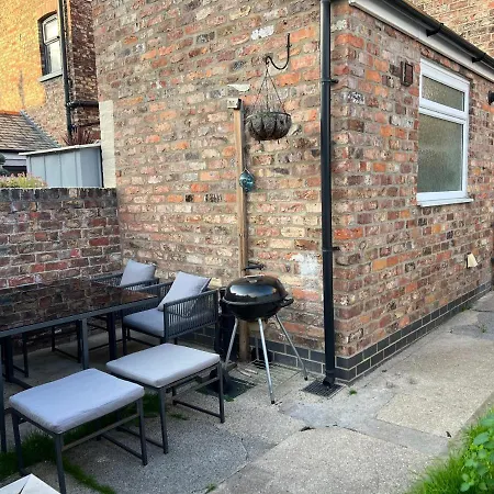 Cosy 4-bed Near Centre & Free Parking