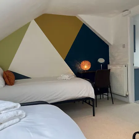 Cosy 4-bed Near Centre & Free Parking *