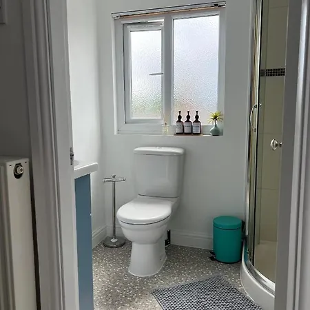 Cosy 4-bed Near Centre & Free Parking 度假居 *