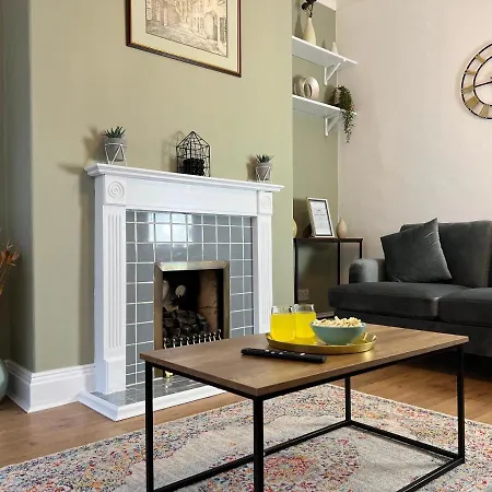 Cosy 4-bed Near Centre & Free Parking 度假居