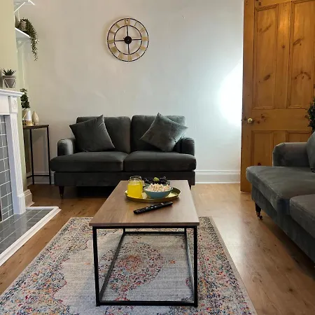 Cosy 4-bed Near Centre & Free Parking
