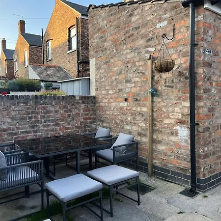 Cosy 4-bed Near Centre & Free Parking